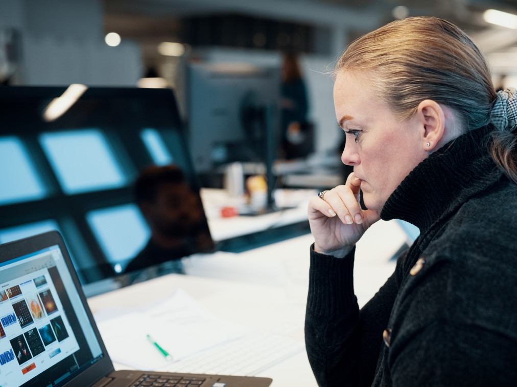 Arbete framför skärm.