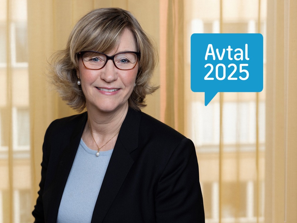En kvinna i affärskostym med en pratbubbla ovanför huvudet med texten Avtal 2025.