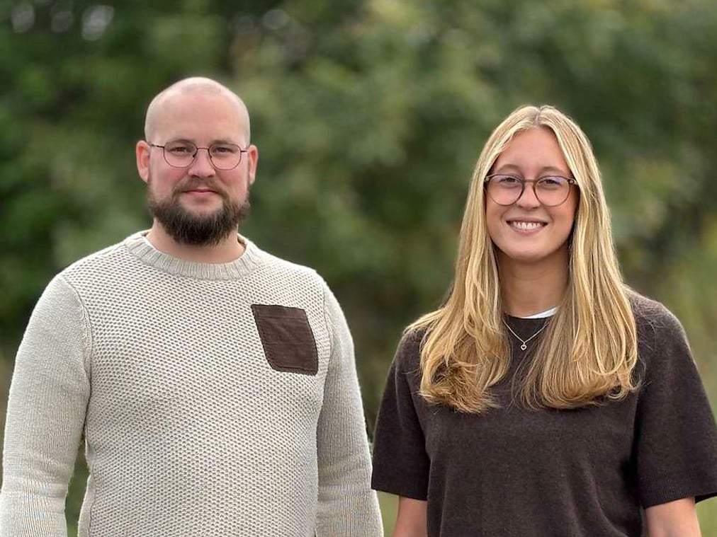 Två personer som står bredvid varandra utomhus.