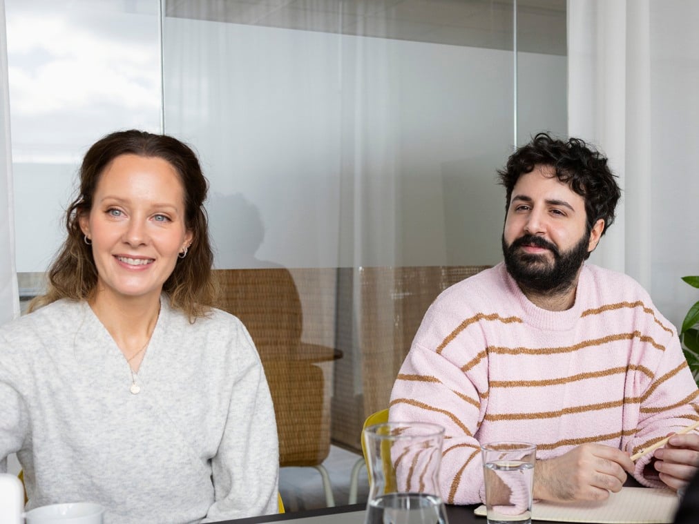 Två personer i ett mötesrum