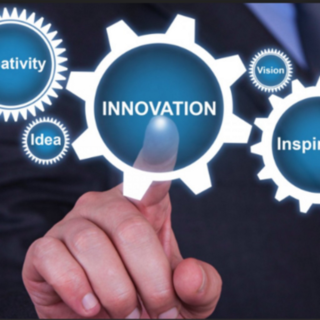 Ett pekfinger som pekar på innovationssymboler i form av kugghjul.