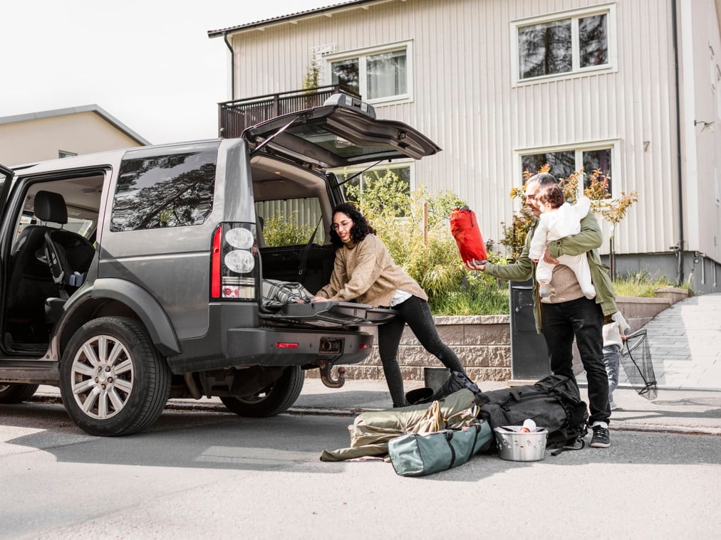 En familj packar en bil inför en semester.