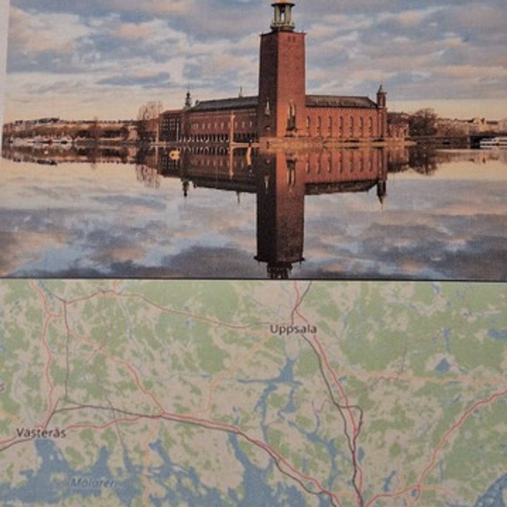 Stockholms stadshus på övre halvan av bilden, en karta över Uppsala och Västerås på andra halvan.
