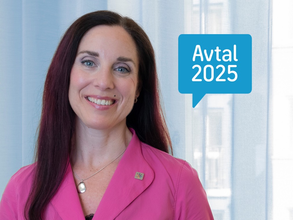En person i rosa jacka med en pratbubbla ovanför huvudet med texten Avtal 2025.